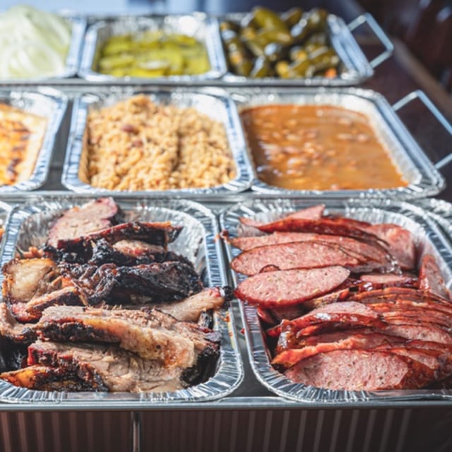 Feeds 8-10 People 4 Lb of Meat & 6 Pints of Sides.